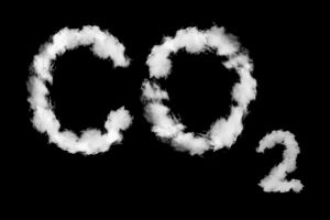 Schwarzer Hintergrund, der Schriftzug `CO 2´ als weißer Rauch
